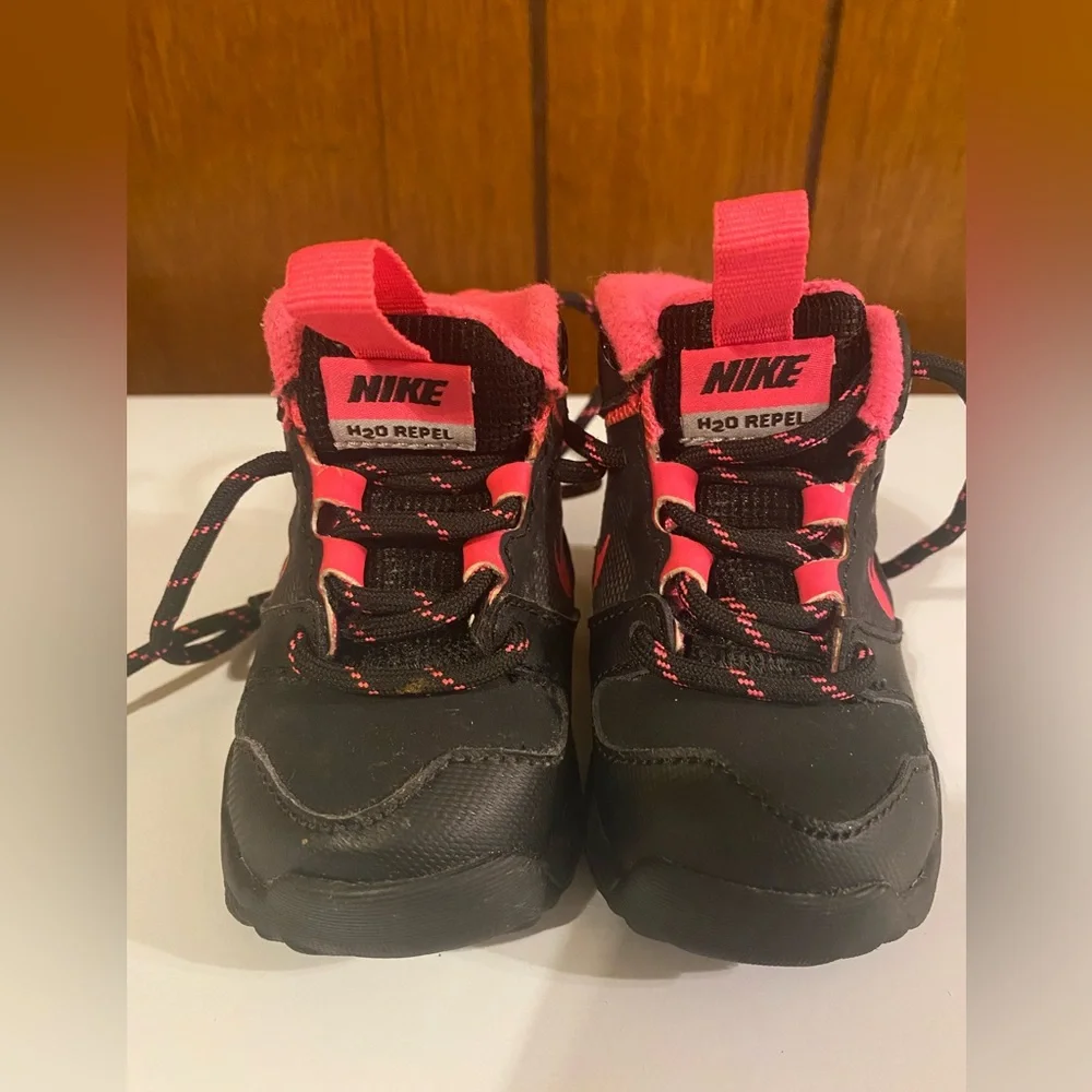 Nike Boot / Size 2C / Pink & Black